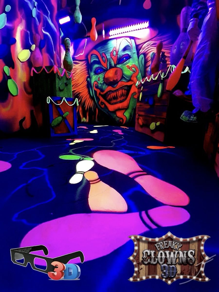 Pasillo de una atracción 3D con un payaso y bolos pintados con colores fluorescentes bajo luz negra