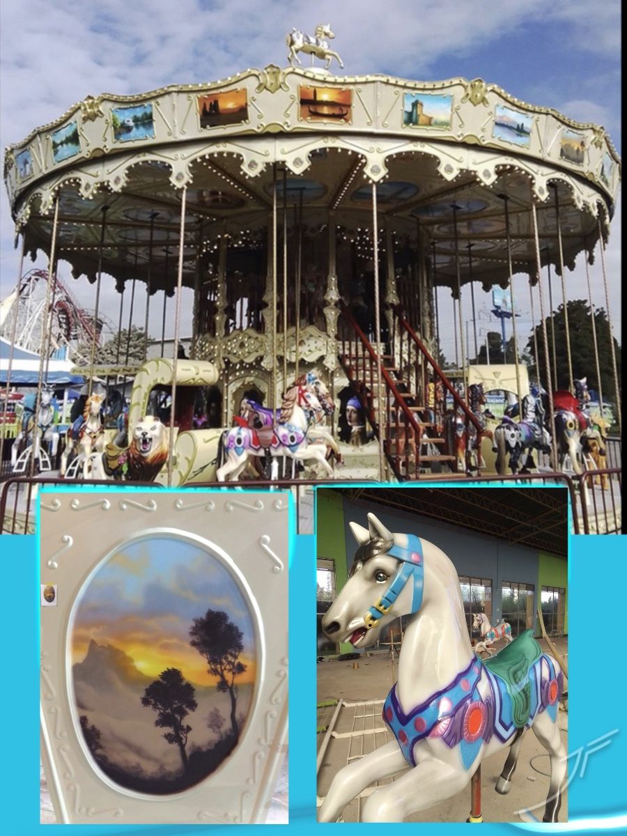 Carrusel de dos pisos con paisajes pintados en óvalos y caballos decorados, con detalles