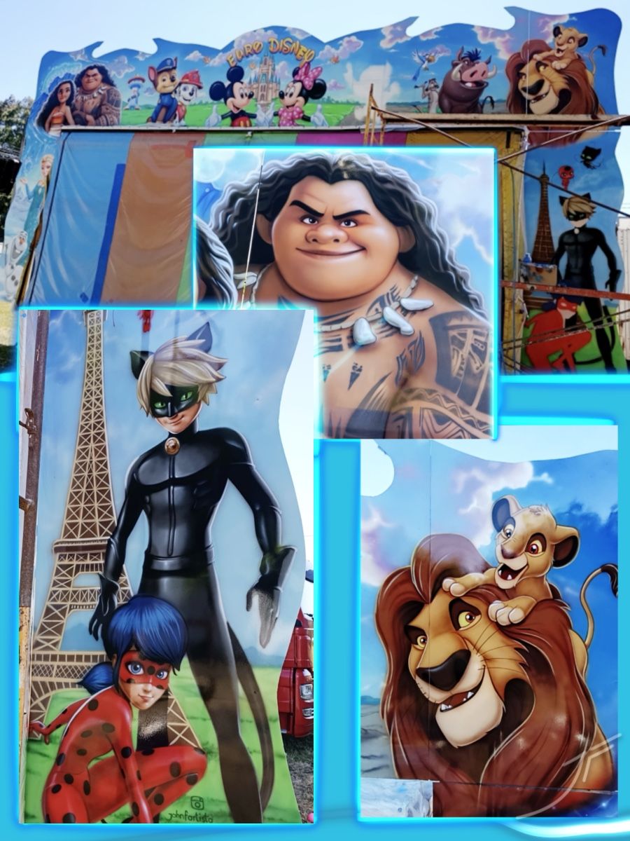 Frontal de una atracción infantil con personajes de dibujos animados, ratones, perros de rescate, un león con su cachorro y héroes ante la torre Eiffel, con detalles