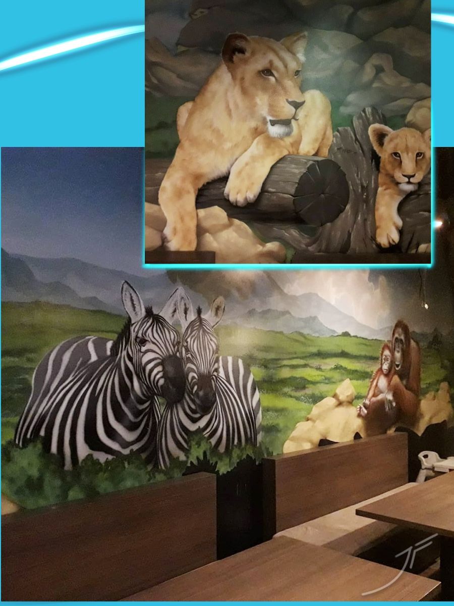 Mural de sabana con dos cebras, leones y orangutanes sobre las mesas de un restaurante