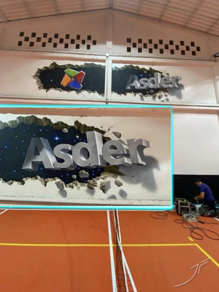 Logotipo en 3D que sale de un hueco con estrellas en la pared de una cancha deportiva
