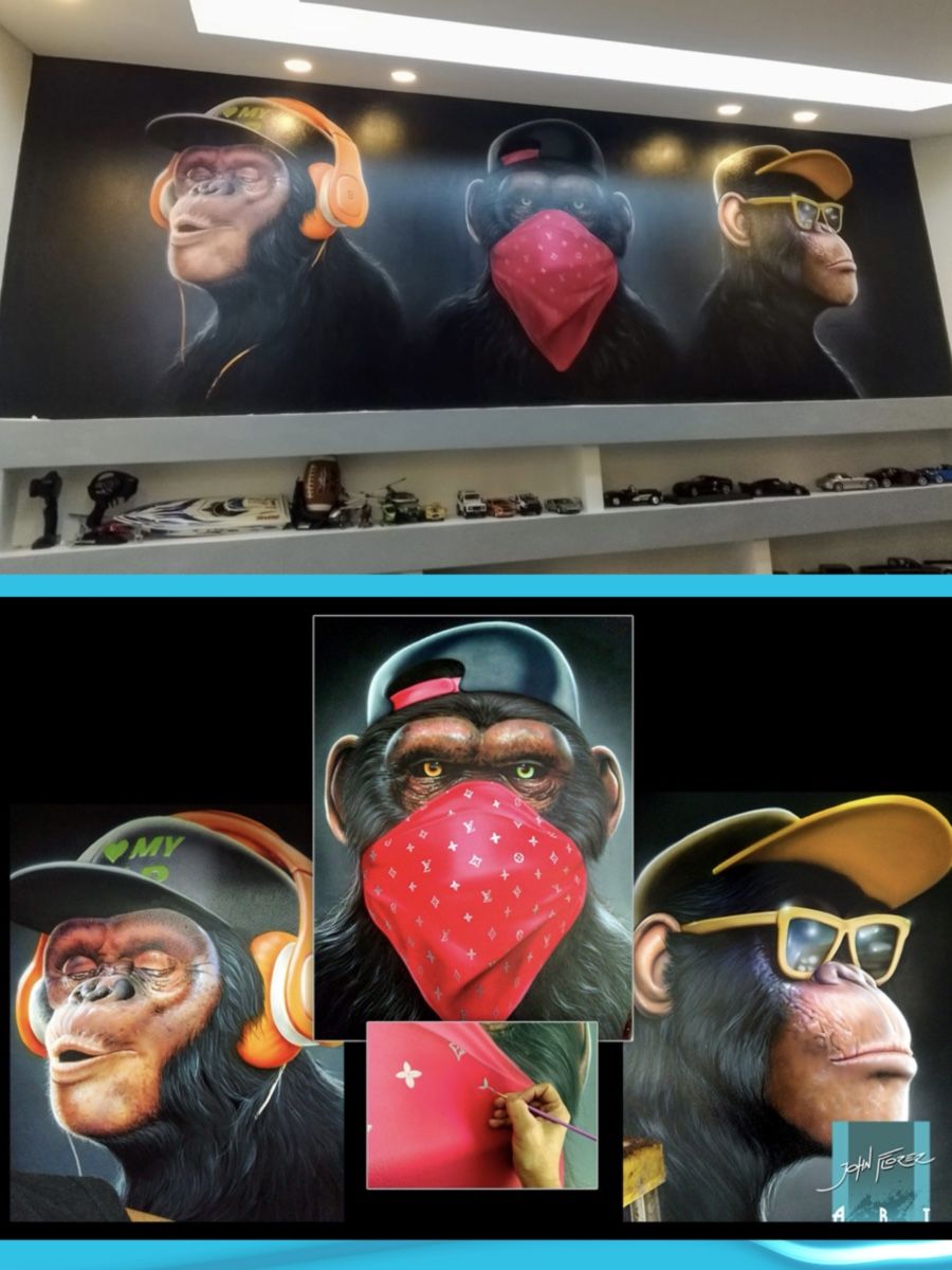 Mural de tres monos con gorra, auriculares, pañuelo y gafas sobre fondo negro, encima de una repisa con carros de colección