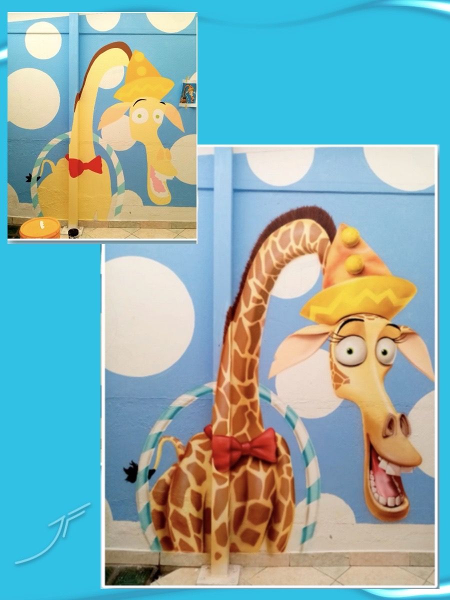 Mural de una jirafa con sombrero de payaso y moño rojo sobre fondo azul con círculos, con el proceso