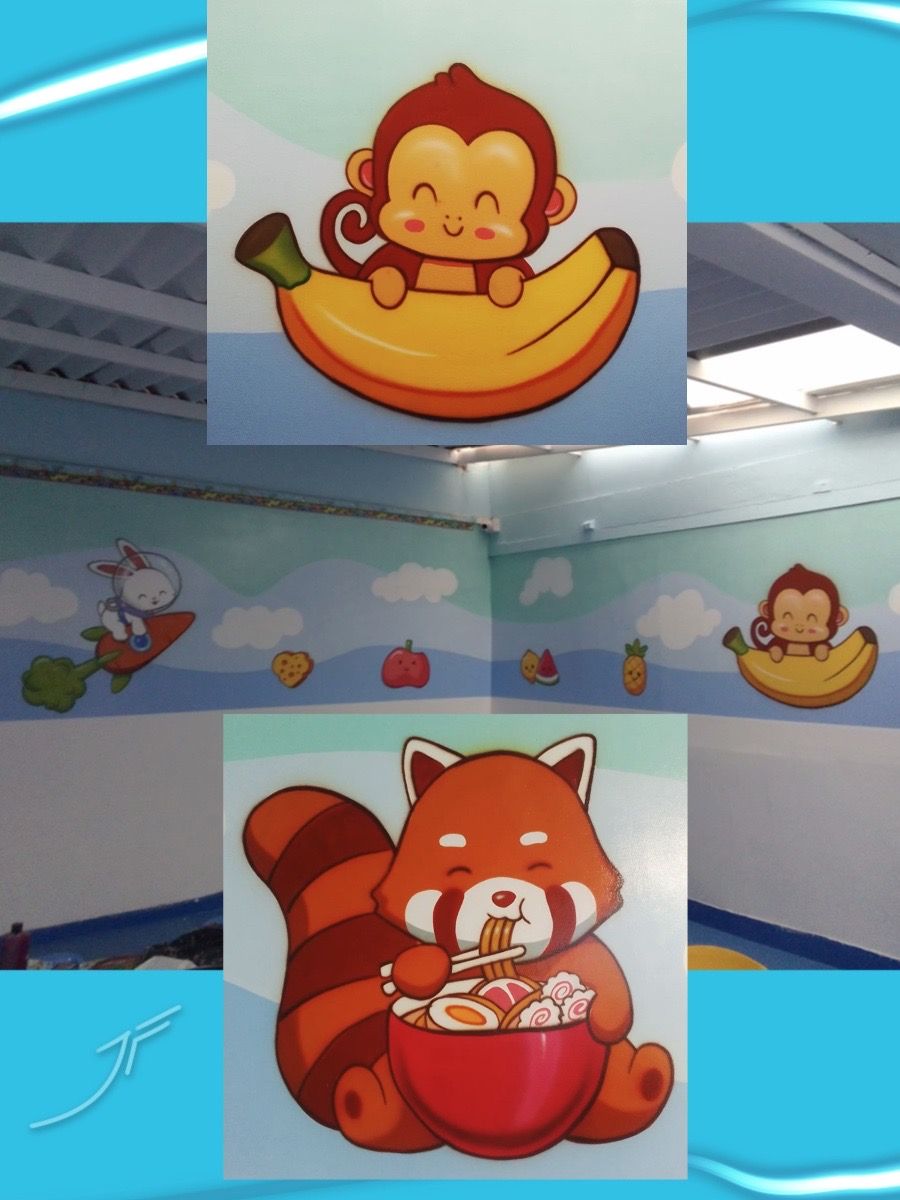 Mural de aula con animales tiernos: un mono sobre una banana, un panda rojo comiendo fideos y un conejo astronauta