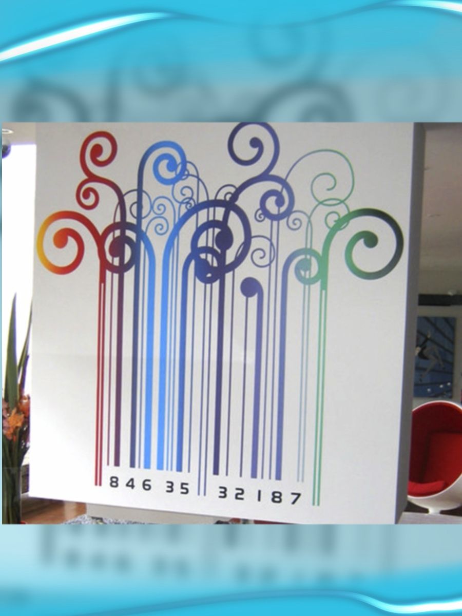 Gran código de barras de colores con espirales y ornamentos pintado sobre un muro blanco