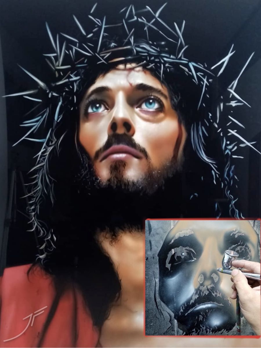 Retrato hiperrealista de un hombre con corona de espinas, con detalle del proceso con aerógrafo