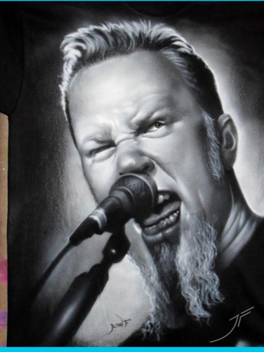 Camiseta negra con un retrato aerografiado en blanco y negro de un cantante frente al micrófono