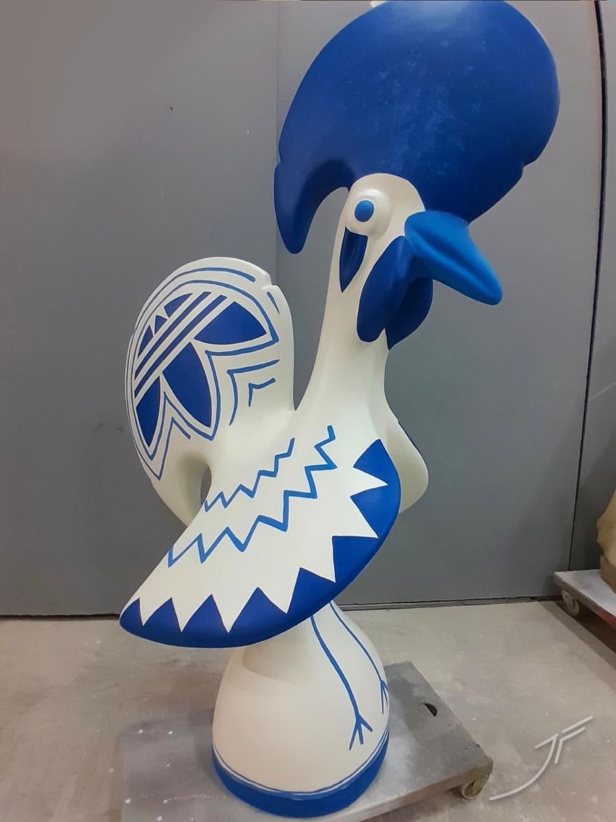 Figura de gallo en fibra de vidrio pintada de blanco y azul con motivos geométricos